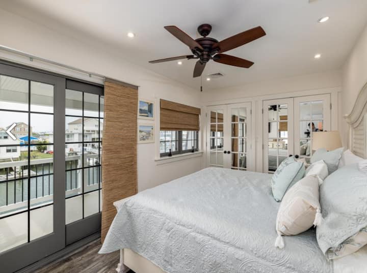 غرفة نوم رئيسية بإطلالات أمامية على الخليج. يوجد بها شرفة بها مقاعد لمشاهدة شروق الشمس أو غروبها!