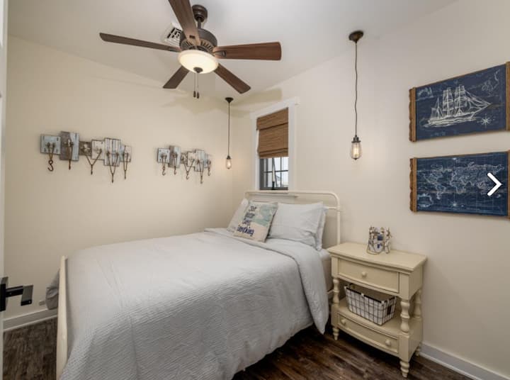 غرفة نوم ثانية بسرير مزدوج.