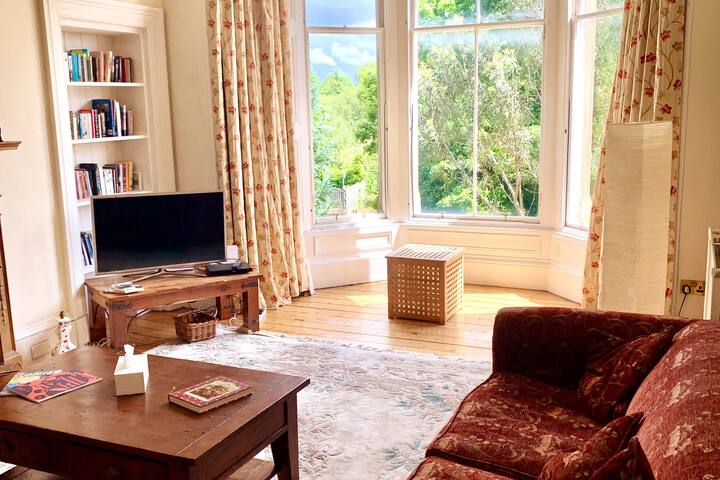 Spacious Victorian flat sleeps 5 by Kings Park