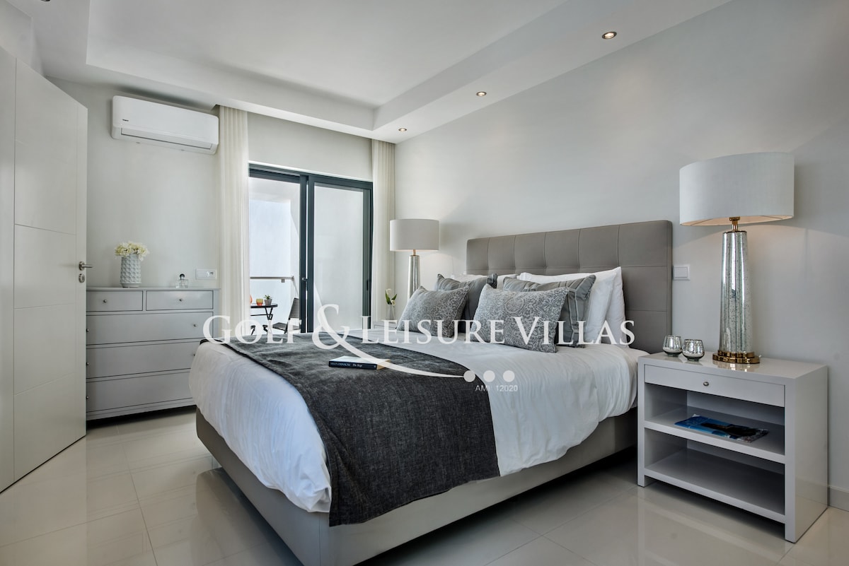 غرفة نوم ثانية بسرير مزدوج وإطلالات على البحر