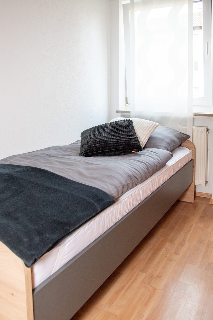 Საძინებელი № 4 1 ერთადგილიანი საწოლით, დიდი ჩაშენებული კარადებით და ტანსაცმლის საკიდით (მაქს. 1 ადამიანი)