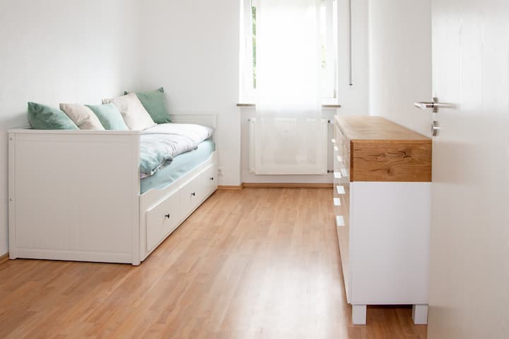 Საძინებელი № 3 გამოსაწევი ორადგილიანი საწოლით, გვერდითა და ტანსაცმლის საკიდით (1-2 ადამიანი)