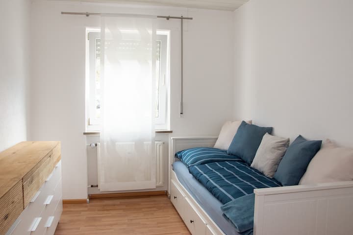 Საძინებელი № 2 გასაშლელი ორადგილიანი საწოლით, გვერდითა და ტანსაცმლის საკიდით (1 - 2 ადამიანი)