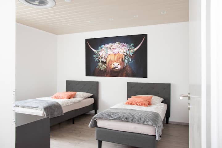 Საძინებელი № 1 2 ერთადგილიანი საწოლით და ჭერის ვენტილატორით (მაქს. 2 ადამიანი)