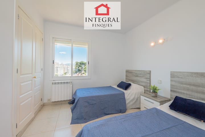 Chumba cha watu wawili kilicho na wodi na mandhari zilizojengwa ndani.