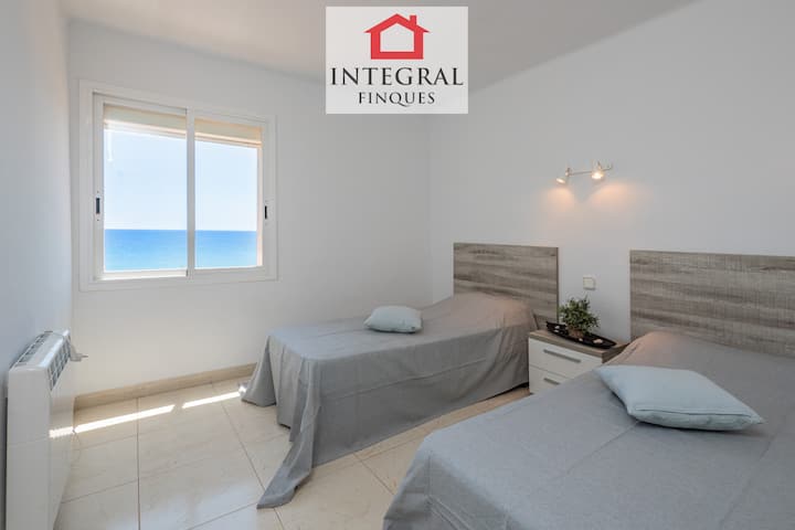 Chumba cha watu wawili angavu chenye mwonekano.