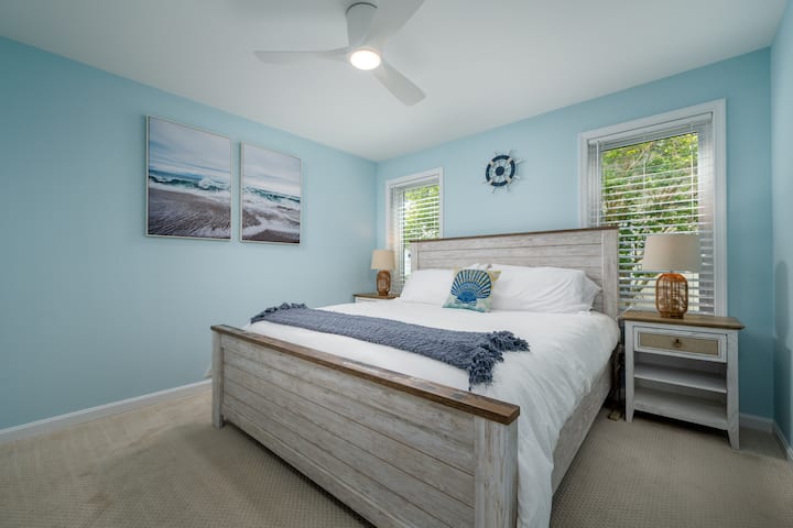 主卧配有加大双人床，位于主楼下