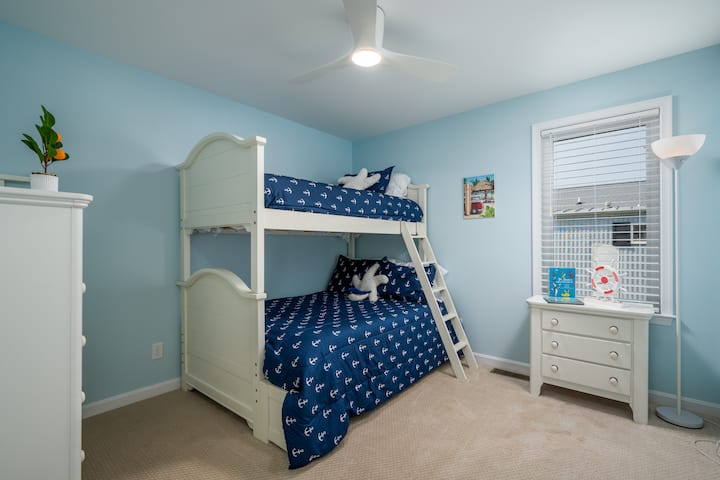 楼下主楼层的双层床/儿童卧室。 