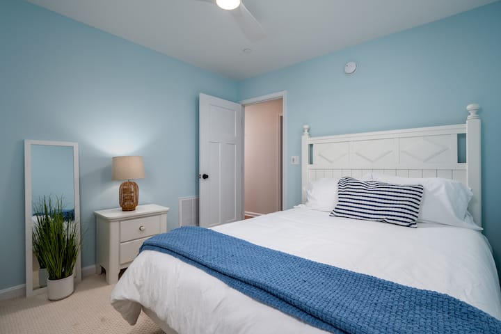 卧室配有标准双人床，位于楼下主楼层