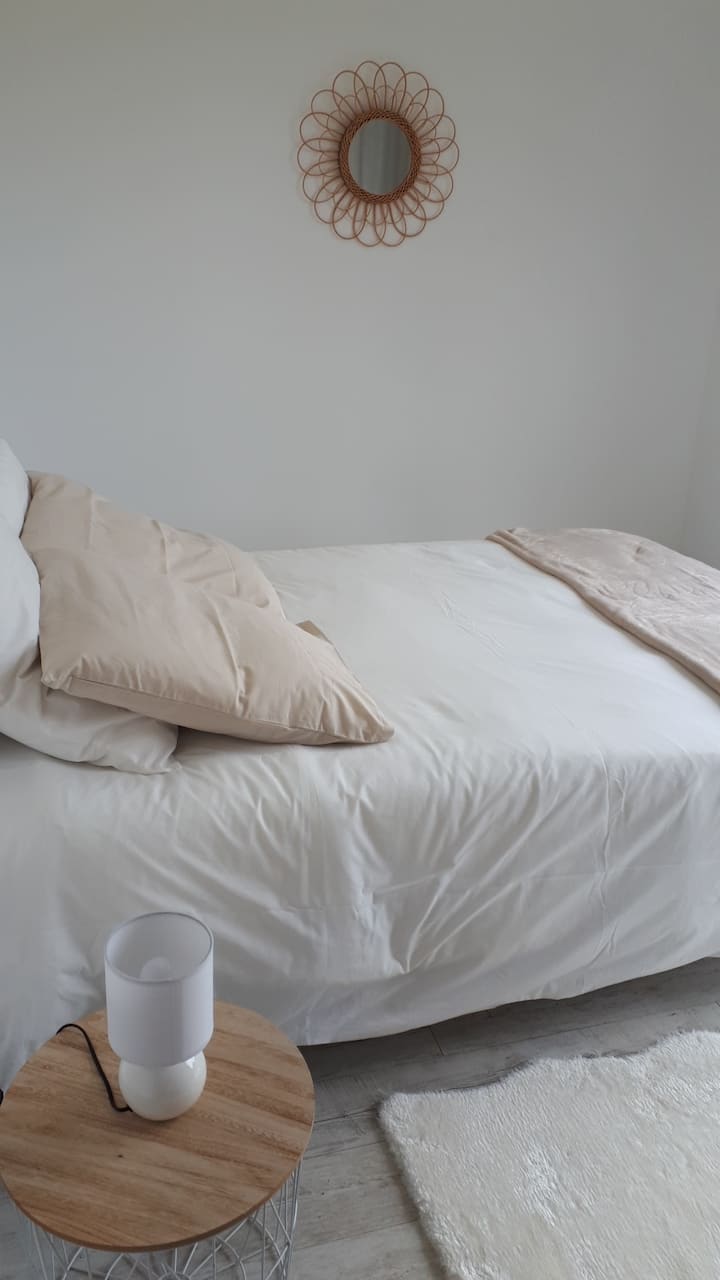 غرفة النوم 1 = إطلالات على حديقة غرفة النوم الرئيسية
