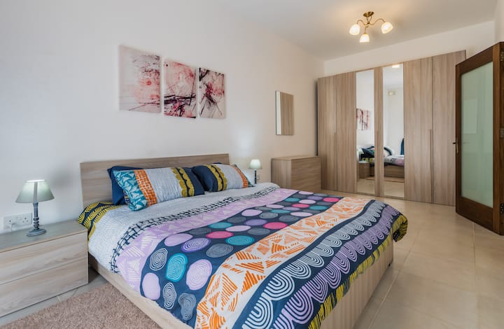 Dormitorio principal que conduce a una gran terraza trasera en la parte trasera, para relajarse y la ropa seca colgada. 