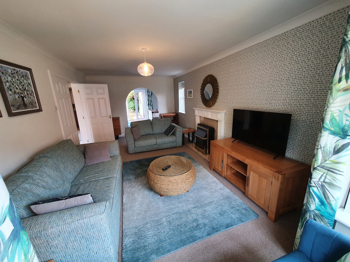 Top performing Airbnb: Big Family Home 5 bedrooms | 4 Bathrooms | Parking in Clifton Without