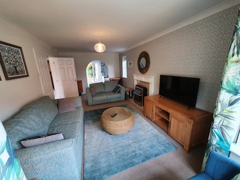 Top performing Airbnb: Big Family Home 5 bedrooms | 4 Bathrooms | Parking in Clifton Without