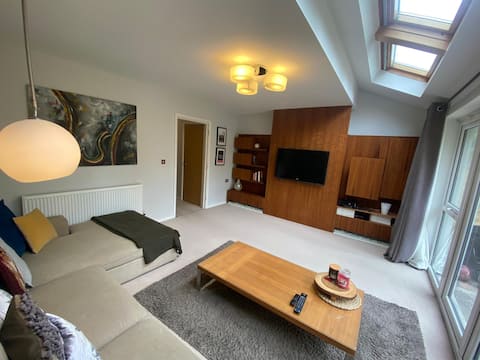 Top Airbnb: Quirky 4 Bedroom 3 Bath House Near City Centre in Broughton