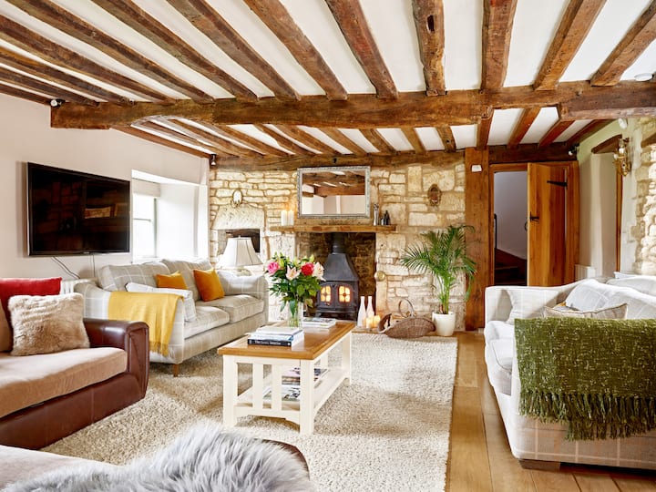 The Manor House 5* Chocolate Box Cotswold Setting - Stroud, UK