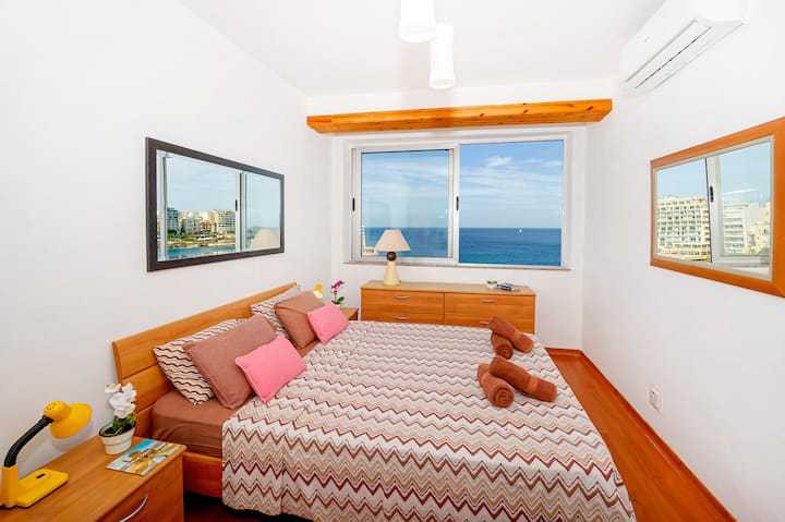 Dormitorio principal con cama matrimonial y una ventana frente al mar... ¡qué vista despertar por la mañana!