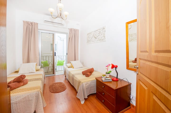 tercer dormitorio con 2 camas de una plaza y balcón