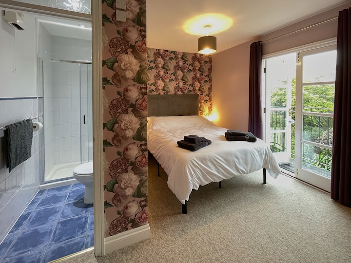  Bedroom 3 - Juliet balcony & shower ensuite