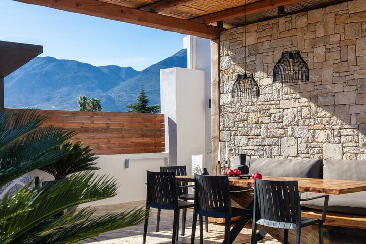 Solis Villa, with Heated Pool & 5 minutes to Beach gallery image 3