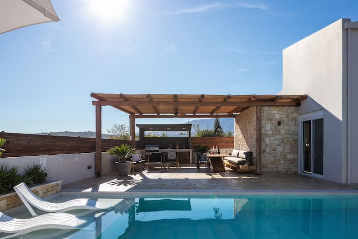 Solis Villa, with Heated Pool & 5 minutes to Beach gallery image 5