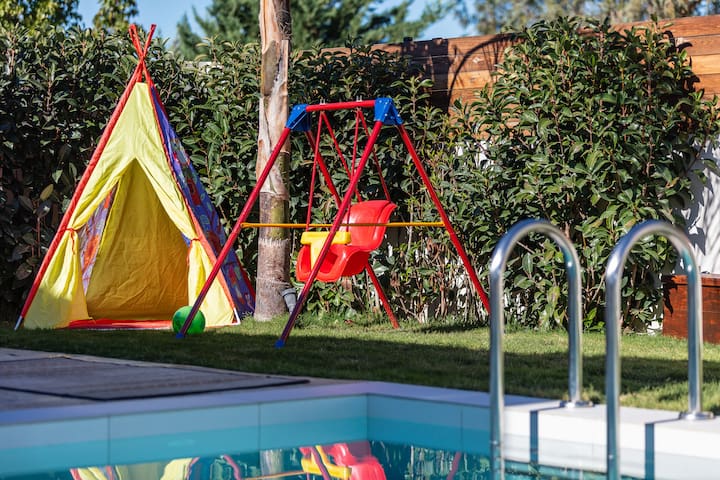 Solis Villa, with Heated Pool & 5 minutes to Beach gallery image 4