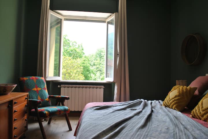 แม้ว่าจะอยู่ใจกลางหมู่บ้านแต่ก็ยังมีวิวจากห้องนอนที่มองออกไปยังต้นไม้และภูเขาที่อยู่ไกลออกไป