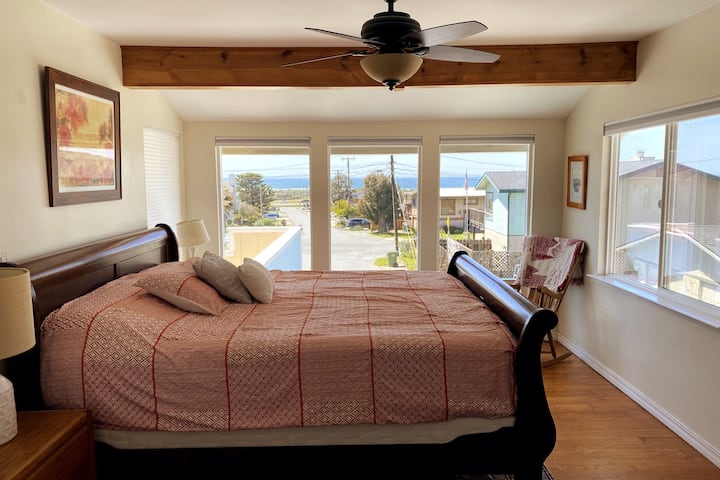 主卧位于二楼，配备加大双人床和毗邻卫生间。