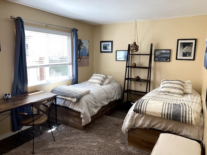 楼下卧室（ 1/3 ） ，有两张单人床。