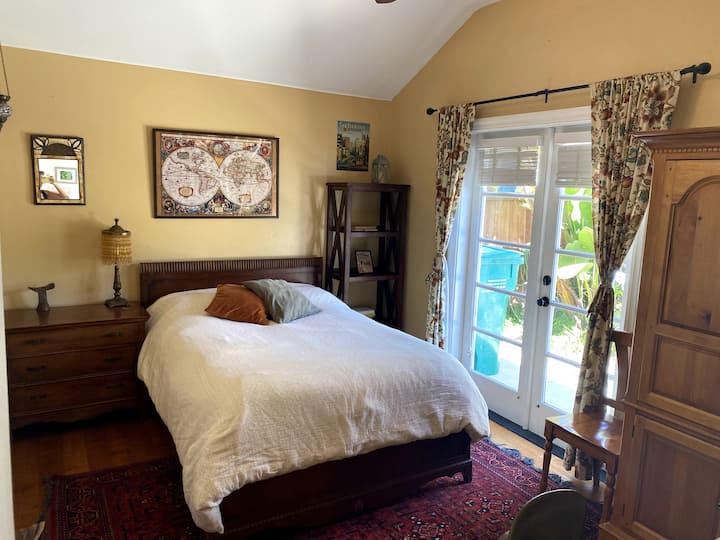 楼下卧室配有全尺寸床，可通往花园露台。