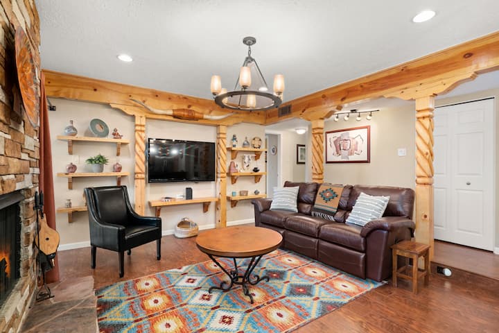 Casa De Paz: Santa Fe Style, Remodeled Townhouse - Albuquerque, NM