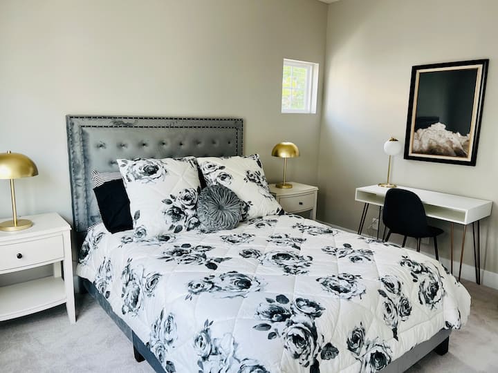 ห้องนอนหรูหราพร้อมตู้เสื้อผ้าแบบวอล์คอินที่อยู่ติดกันม่านบังแสงในห้องทีวีขนาด 55 นิ้วพื้นพรมโต๊ะทำงานและเก้าอี้เครื่องนอน Pottery Barn นุ่มพัดลมเพดานห้องน้ำส่วนตัว