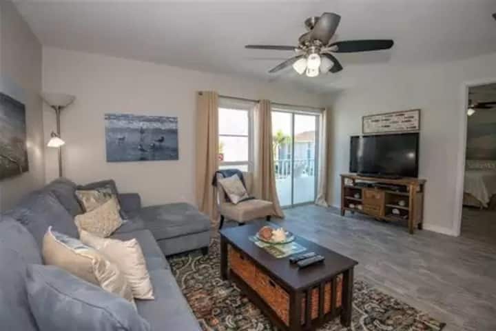 Lovely-2 Bedroom Condo With 2 Pools, Madeira Beach - Madeira Beach, FL