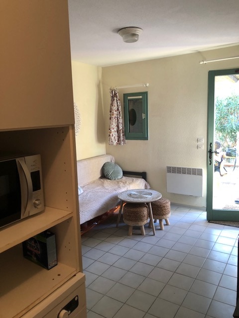 מטבח פתוח עם מקרר גדול, מכונת כביסה, מיקרוגל, כיריים אינדוקציה, מכונת קפה וכו '.