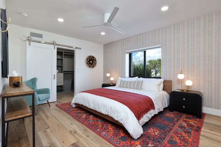 Chumba cha kulala cha kusini magharibi chenye kitanda cha mfalme na kabati dogo la kutembea.