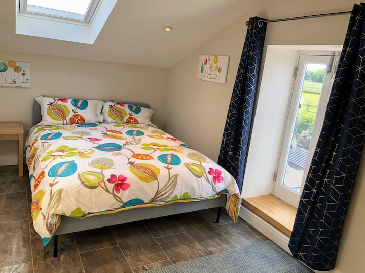 Светла и пространа соба со нежно наклонети тавани. (Не е рестриктивно за шетање наоколу).