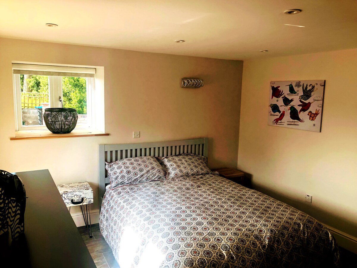 1号卧室位于楼下，配有套内卫生间、电视和加大双人床，超级舒适。挂衣服和抽屉空间。