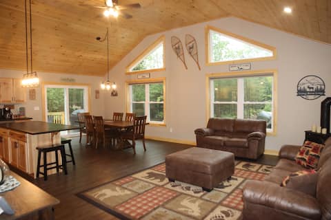 Loving Moose Lodge- Cozy Rustic Private Retreat