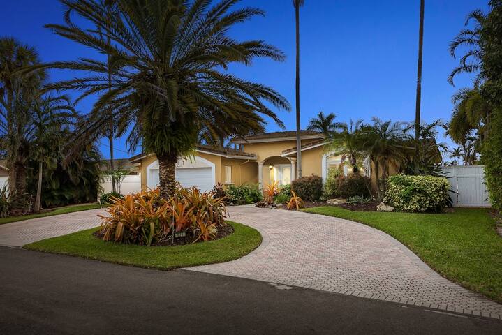 Palm Villa: Waterfront / Salt Water Pool gallery image 2