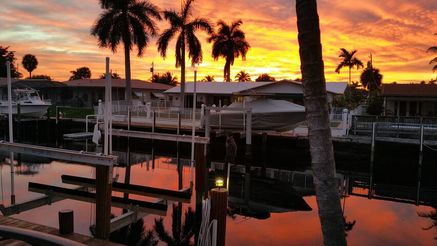 Palm Villa: Waterfront / Salt Water Pool gallery image 3