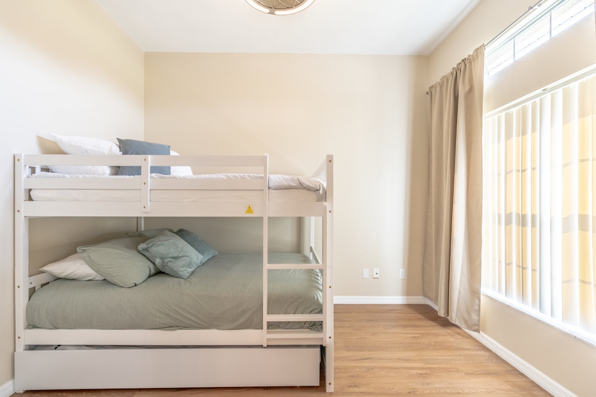 顶部：双人床，
底部：双人床，
滑梯：单人床