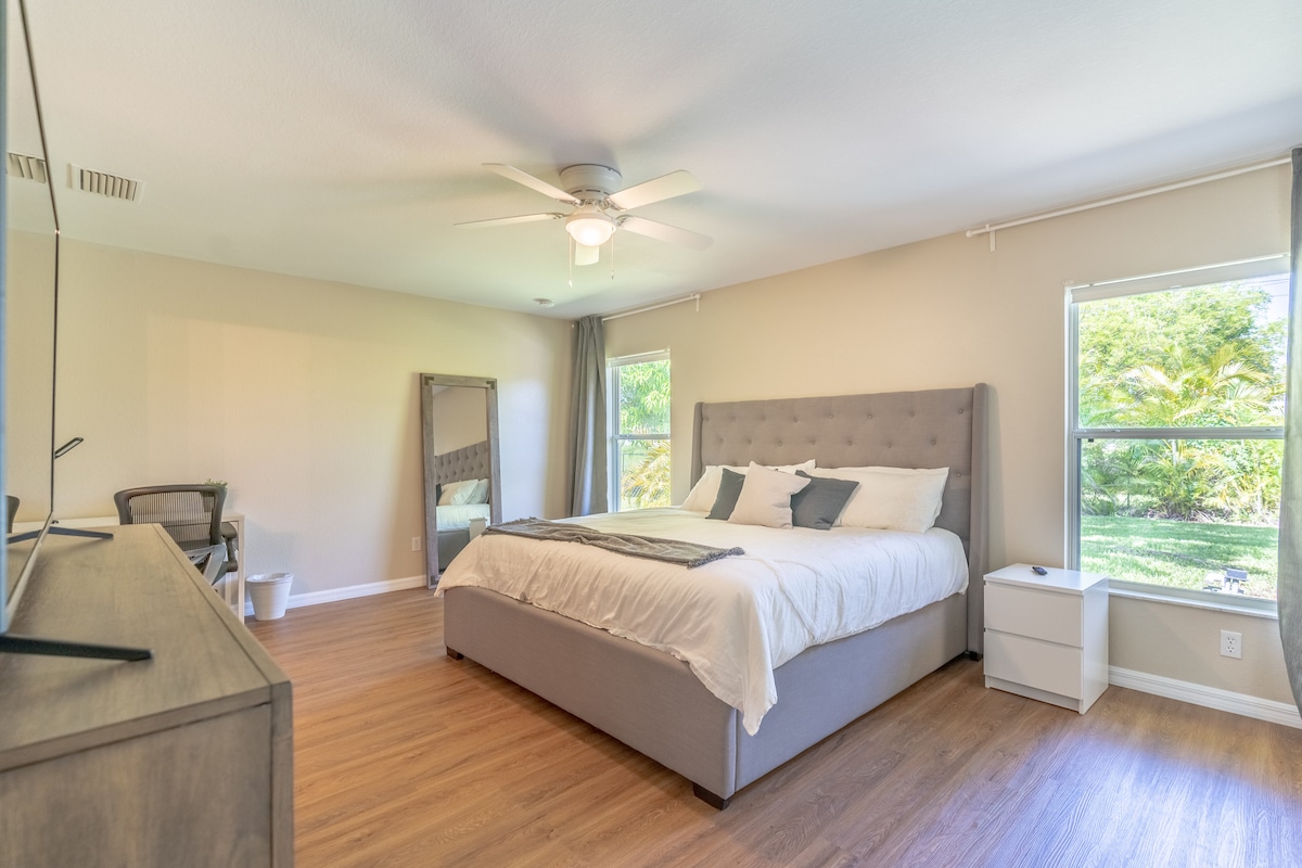 主卧室配备了您需要的一切：加大双人床、电视、办公室和卫生间。 