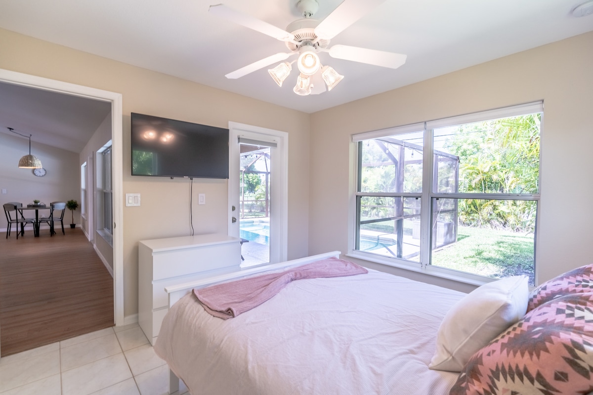 标准双人床、电视和美丽的景观