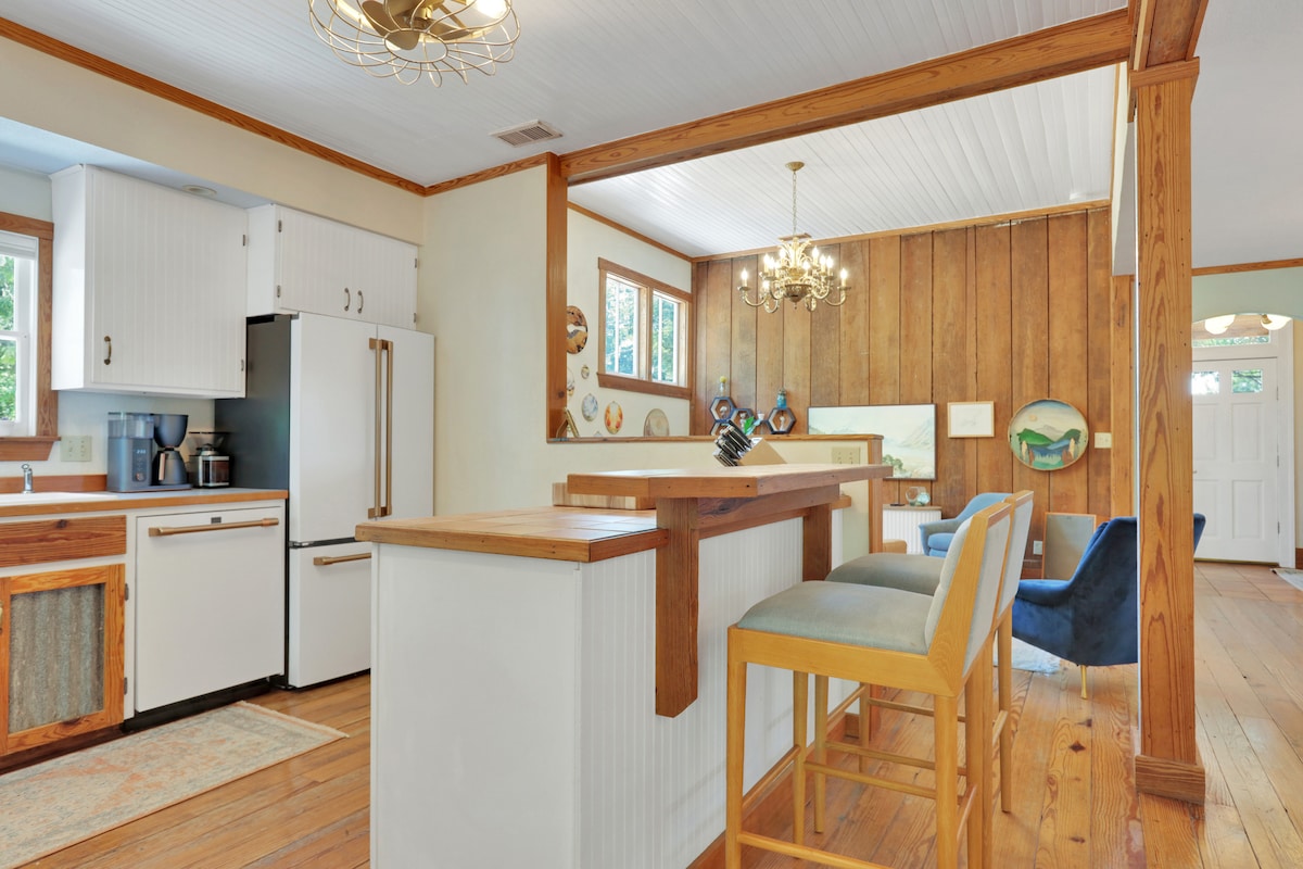 East-Austin Victorian Cottage l Centrally Located