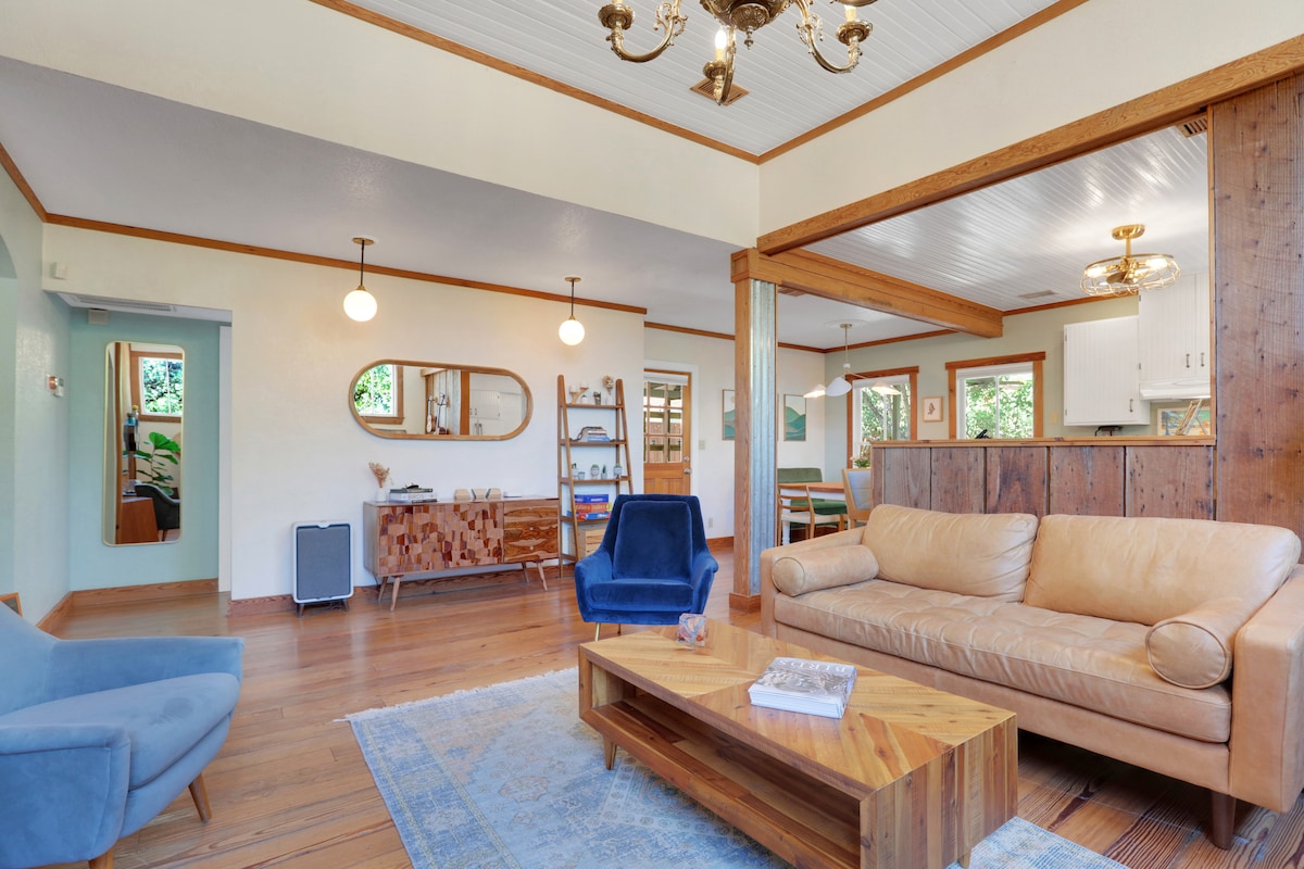 East-Austin Victorian Cottage l Centrally Located