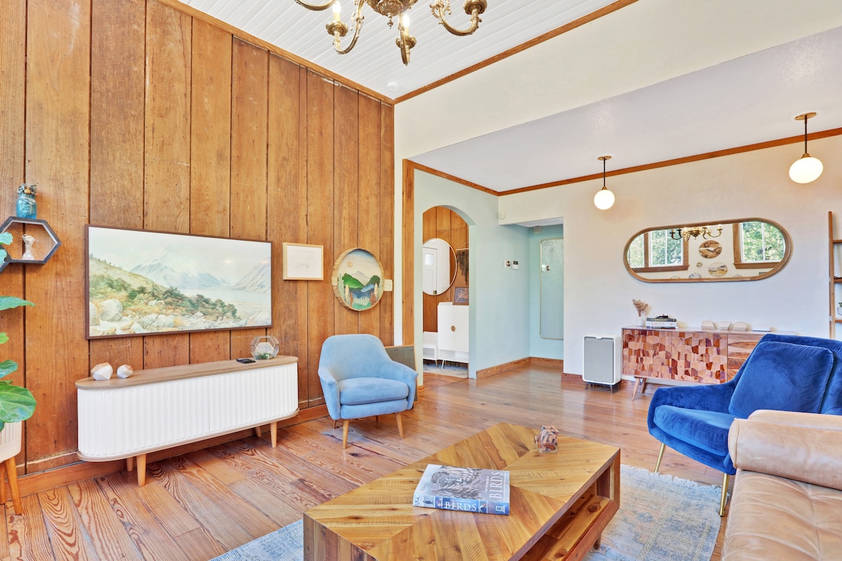 East-Austin Victorian Cottage l Centrally Located