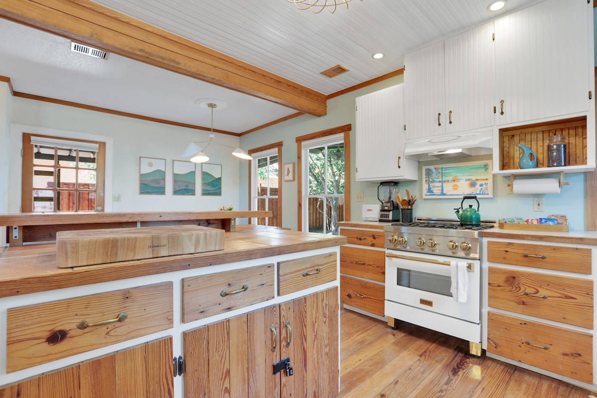 East-Austin Victorian Cottage l Centrally Located