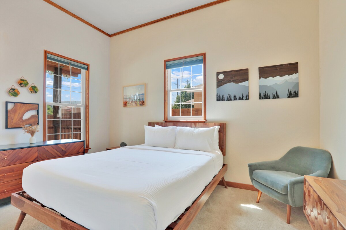 East-Austin Victorian Cottage l Centrally Located
