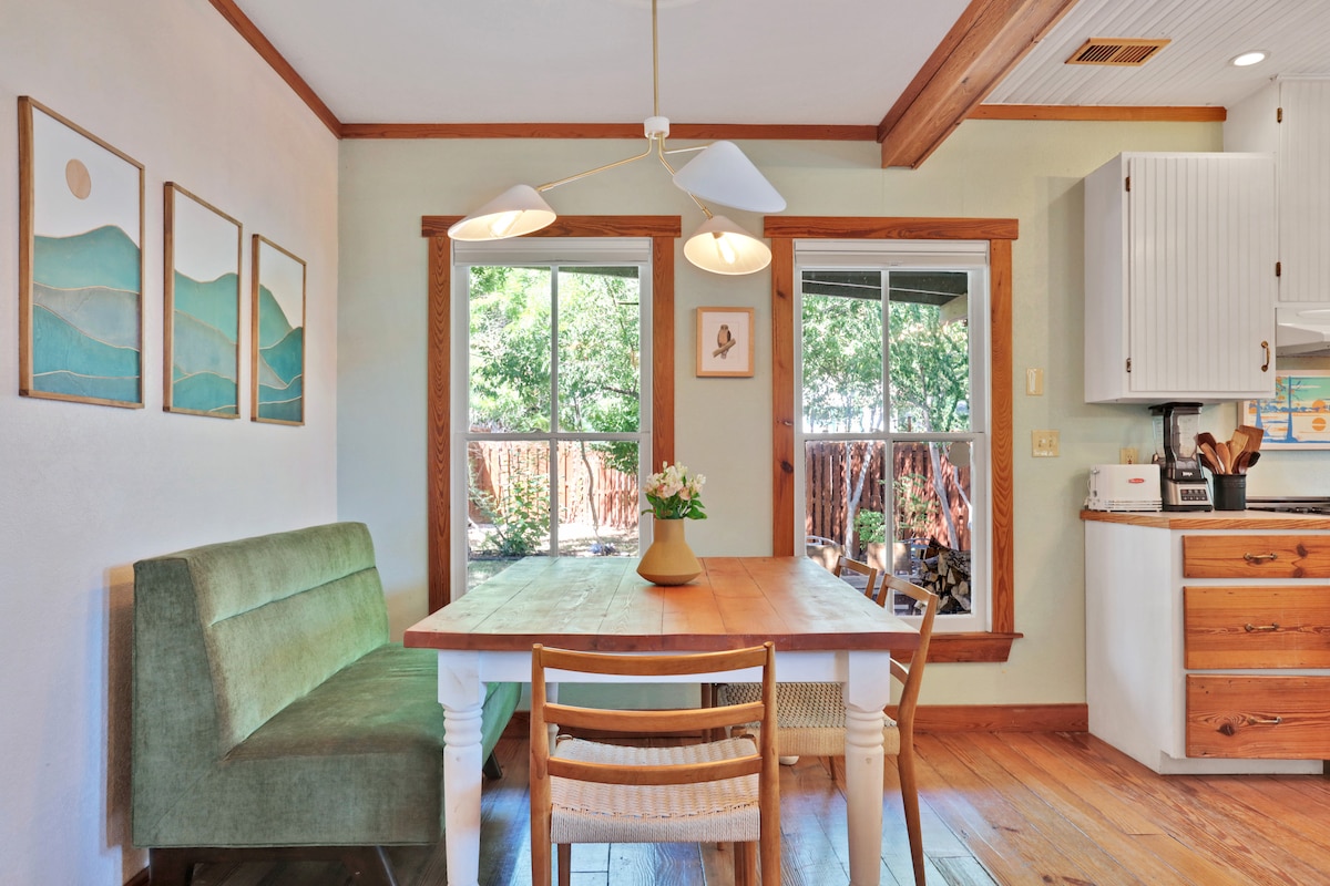 East-Austin Victorian Cottage l Centrally Located