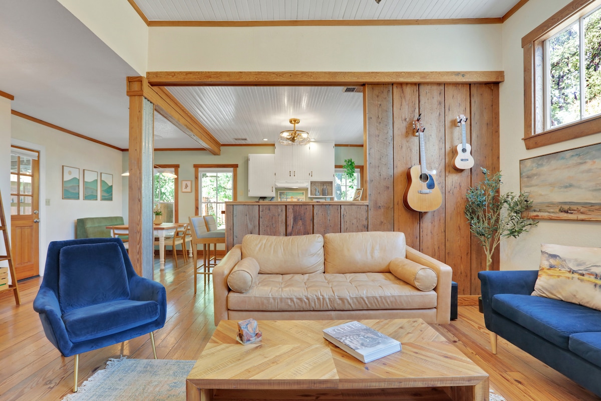 East-Austin Victorian Cottage l Centrally Located