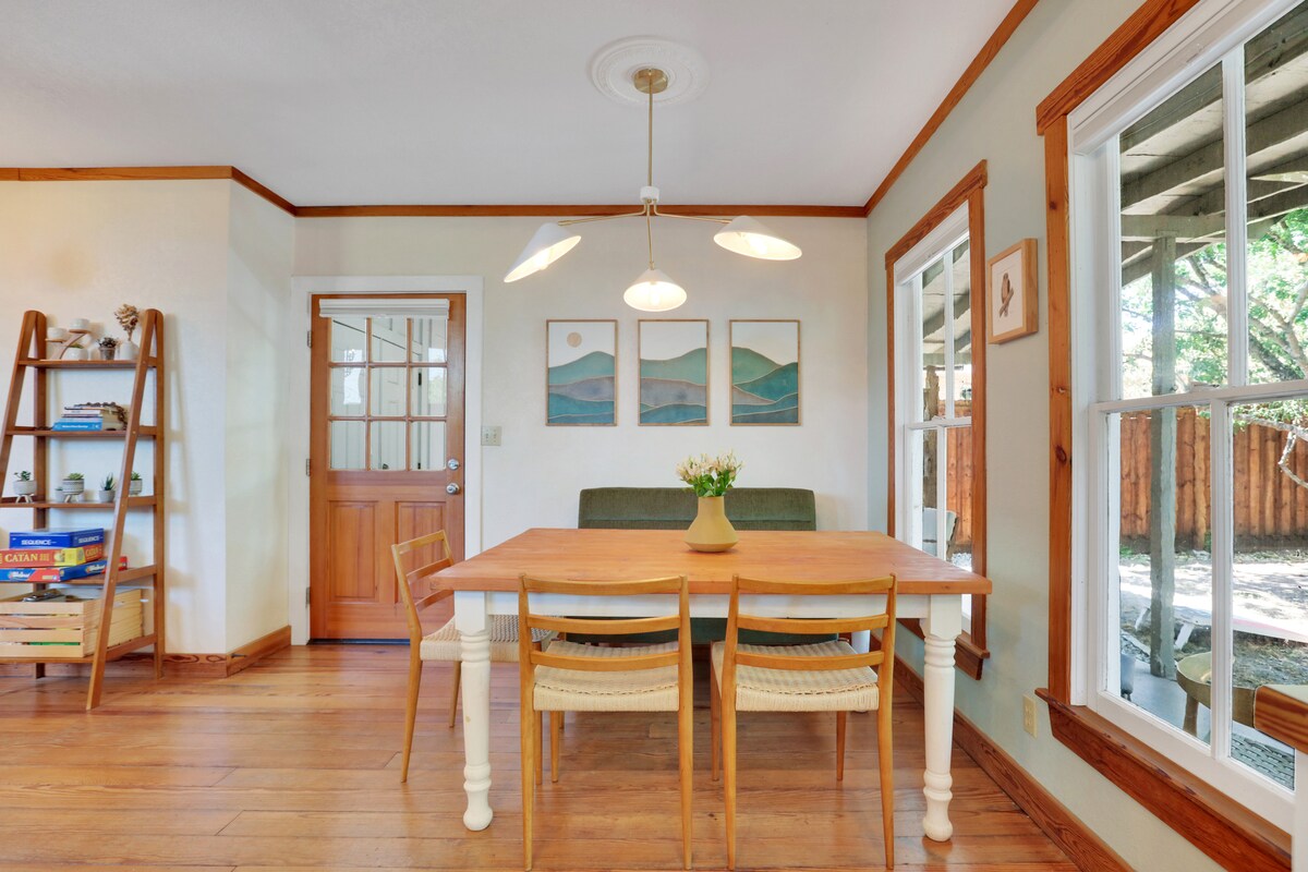 East-Austin Victorian Cottage l Centrally Located